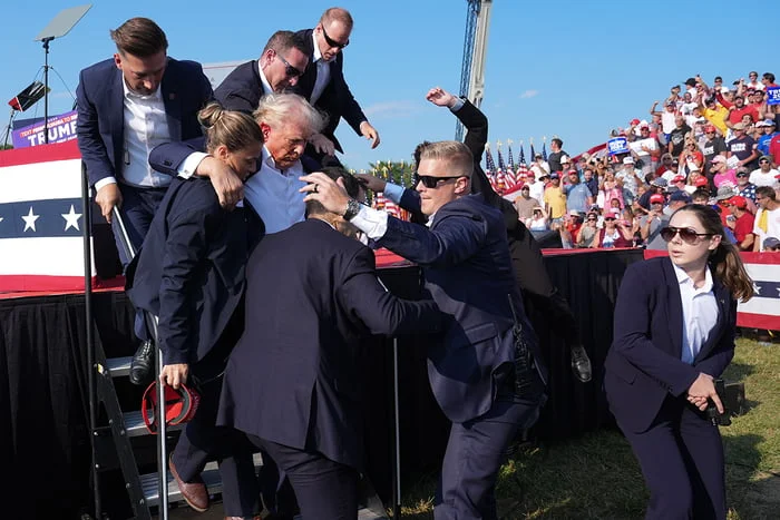 Trump saindo do comissio após baleado